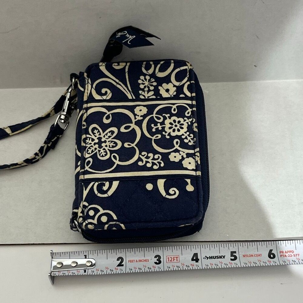 Vera Bradley Navy Blue Cream Floral Scroll Quilted Cotton‎ Zip Around Wristlet